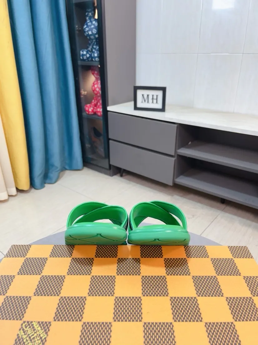 Men's shoes 💰340🌹🌹 (lv-Louis Vuitton) New men's slippers, high-end boutique, exquisite embossed logo decoration on the upper, fine workmanship, super soft soles, casual, loose and comfortable, a must-have in summer! \nsize：38-44